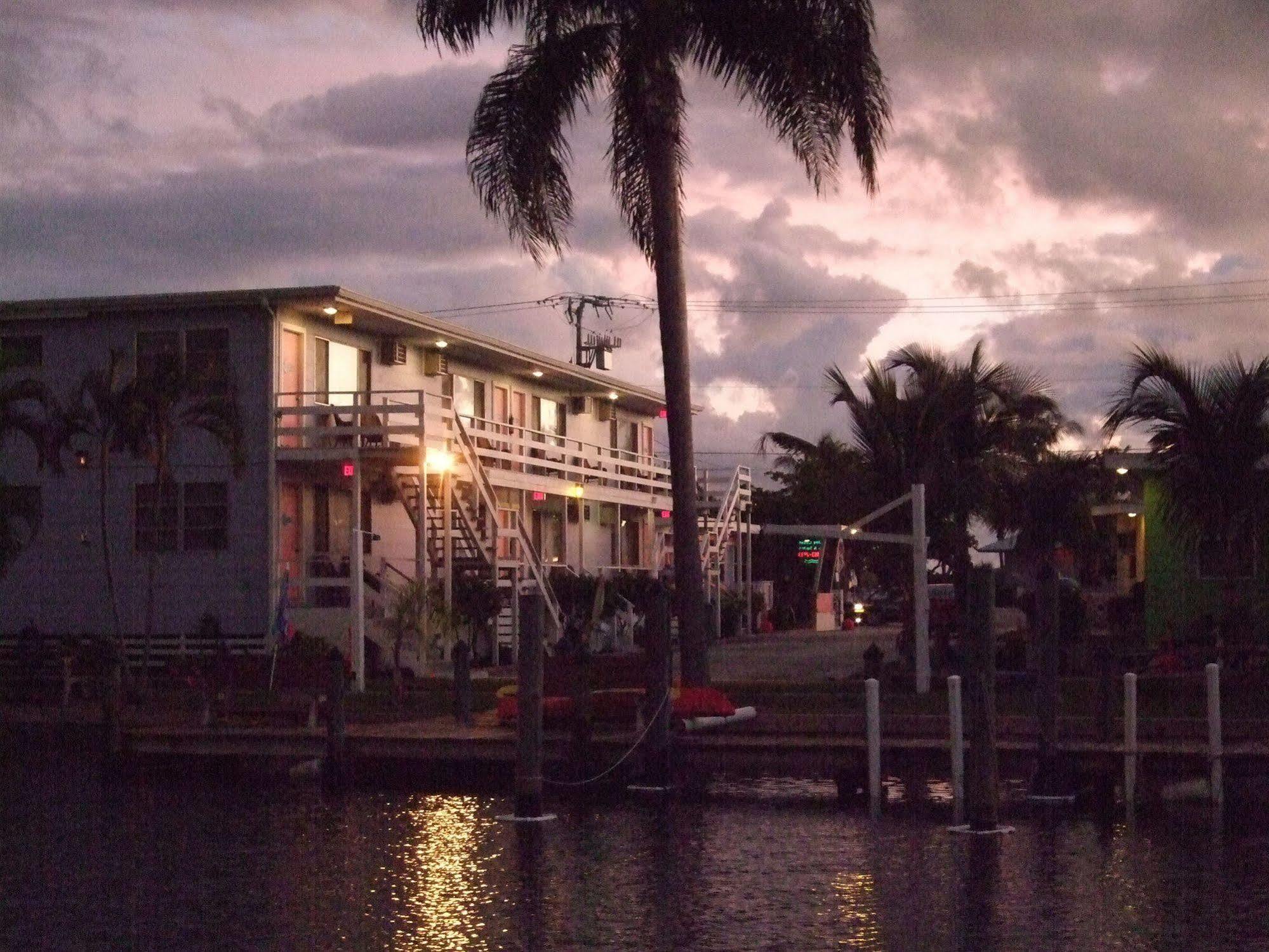 The Holiday Court Villas And Suites Fort Myers Beach Kültér fotó